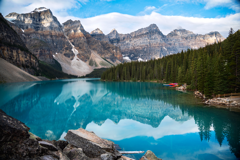 4-Day Boutique Small Group (14 People): Banff + Jasper National Parks + Immersive Experience at the Columbia Icefield + Stay at the Famous Glacier Hotel+Calgary Airport Transfers. CGV04Q / Duration: 4 Days.