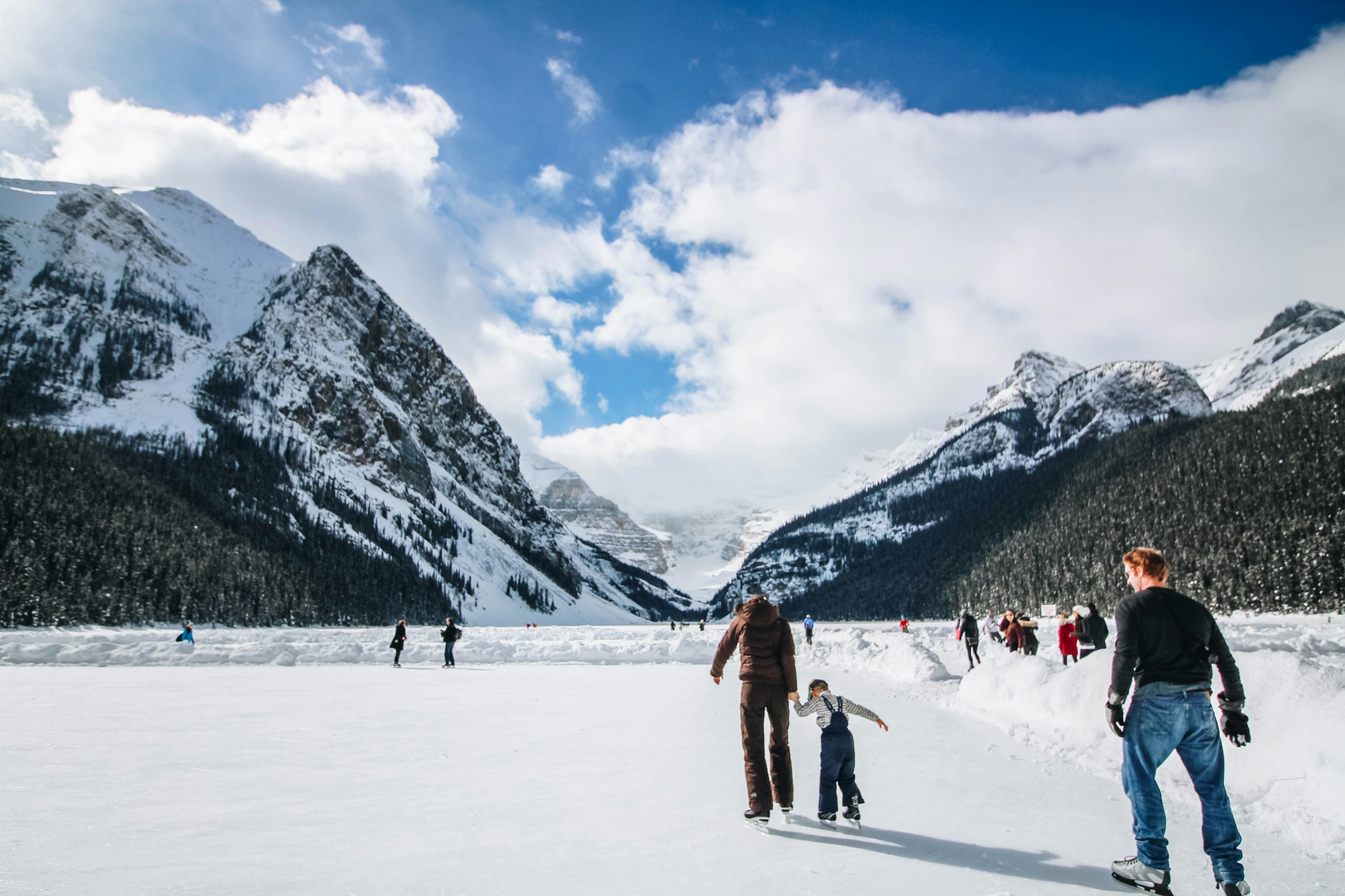 4-Day Winter Rockies Banff Tour with airport pick up, visiting Banff National Park, Lake Louise, Johnston Canyon, and Icefield Parkway