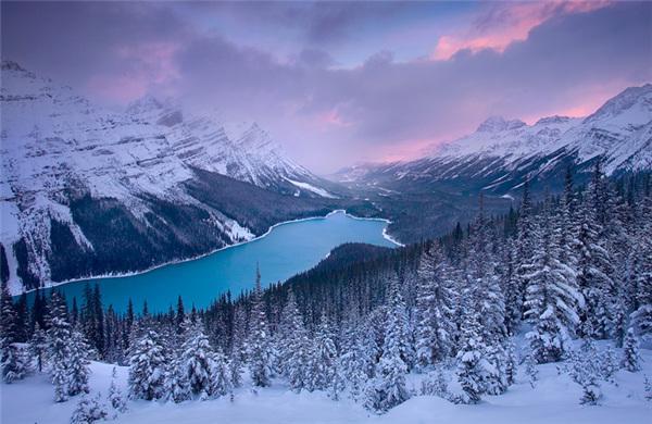 4-Day Winter Rockies Banff Tour with airport pick up, visiting Banff National Park, Lake Louise, Johnston Canyon, and Icefield Parkway